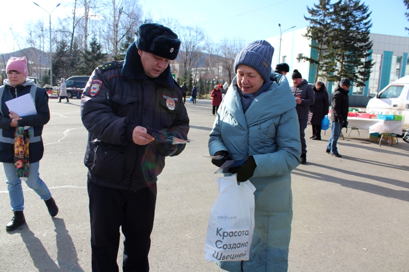 В Кавалерове полицейские рассказали гражданам о том, как не пострадать от действий мошенников .