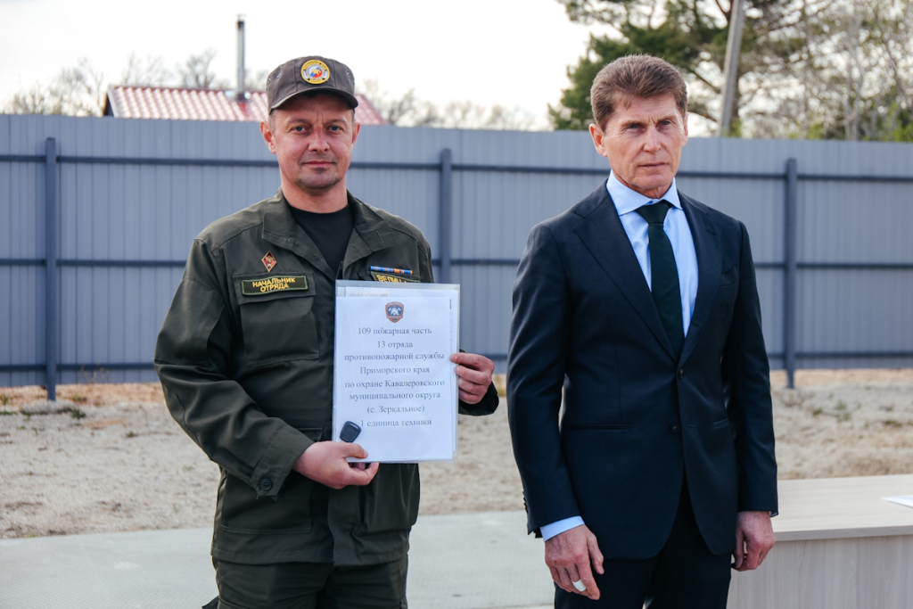 Спецмашины получили приморские пожарные.
