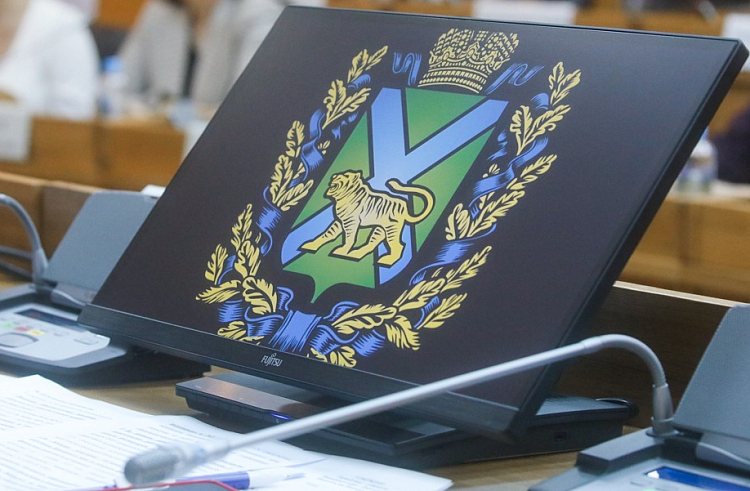 По инициативе Губернатора в Приморье ввели выплаты для семей участников боевых действий на приграничных территориях России.