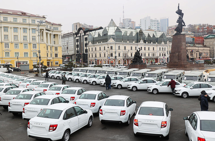 Более 80 автомобилей пополнили парк больниц Приморья.