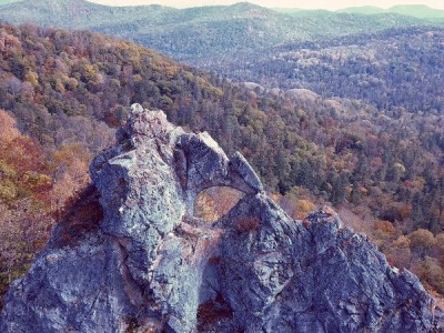 Пещера Сверчков и скала Глаз Циклопа Пещера Сверчков и скала Глаз Циклопа.