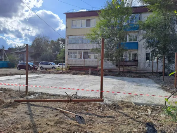 На придомовых территориях продолжается благоустройство по краевой программе «1000 дворов». На придомовых территориях продолжается благоустройство по краевой программе «1000 дворов».