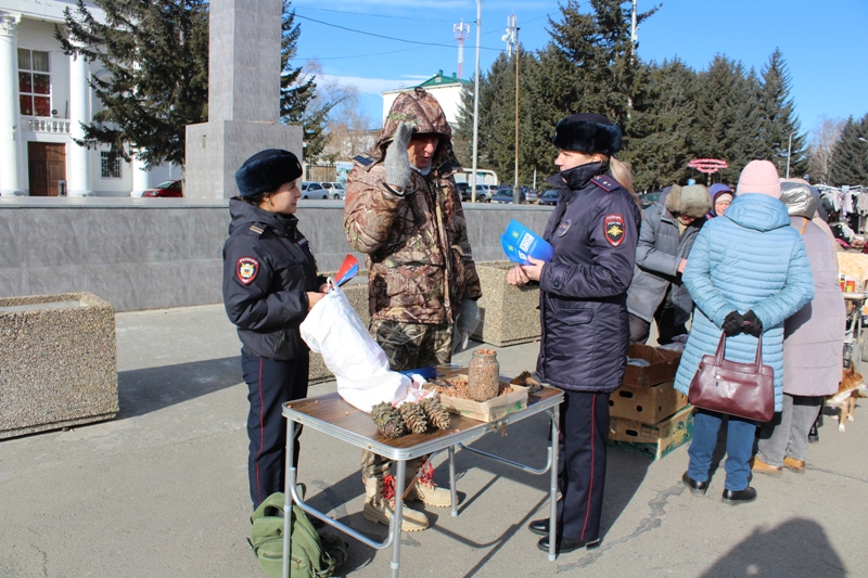 В Кавалеровском округе полицейские и общественники провели акцию «Стоп, телефонные мошенники!».